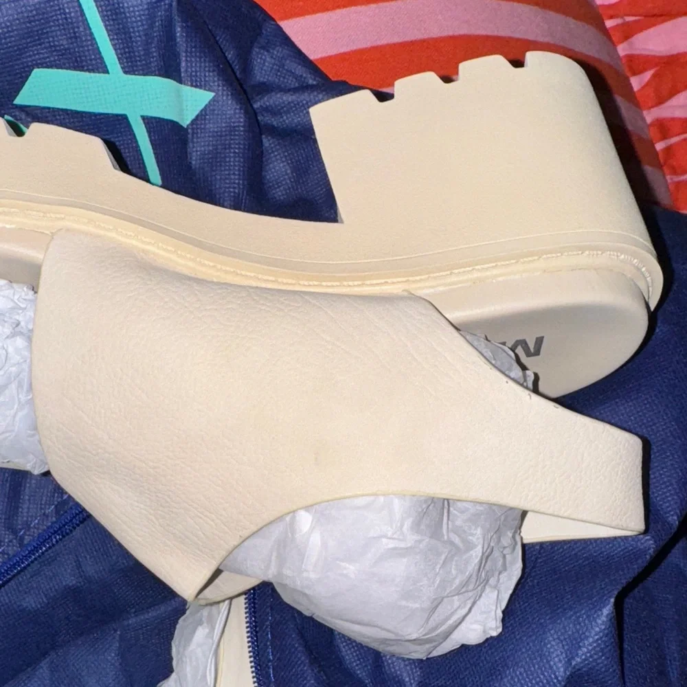 New Mía‎ Elegant Cream Platform Sandals